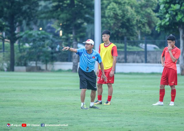 U19 Việt Nam rèn bài tấn công trong buổi tập thứ hai tại Indonesia - Ảnh 2.