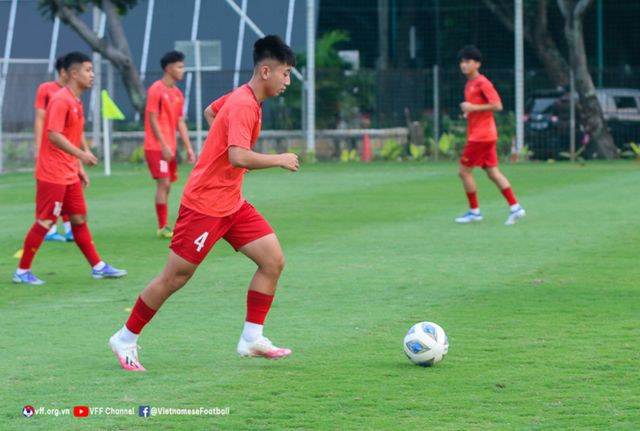 U19 Việt Nam rèn bài tấn công trong buổi tập thứ hai tại Indonesia - Ảnh 5.