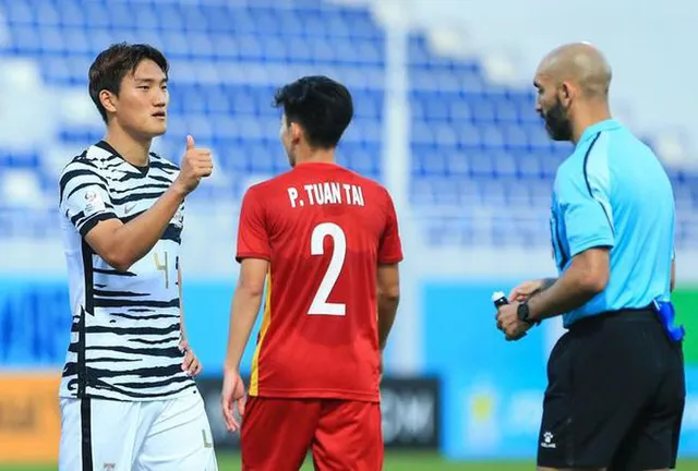 Trọng tài phạt nhầm cầu thủ U23 Hàn Quốc - Ảnh 2.