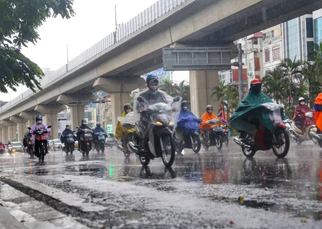 Hà Nội: Mưa tầm tã đúng giờ đi làm khiến nhiều tuyến phố bị ùn tắc - Ảnh 2. Hà Nội: Mưa tầm tã đúng giờ đi làm khiến nhiều tuyến phố bị ùn tắc - Ảnh 2.
