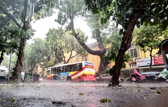 Hà Nội: Mưa tầm tã đúng giờ đi làm khiến nhiều tuyến phố bị ùn tắc - Ảnh 6. Hà Nội: Mưa tầm tã đúng giờ đi làm khiến nhiều tuyến phố bị ùn tắc - Ảnh 6.