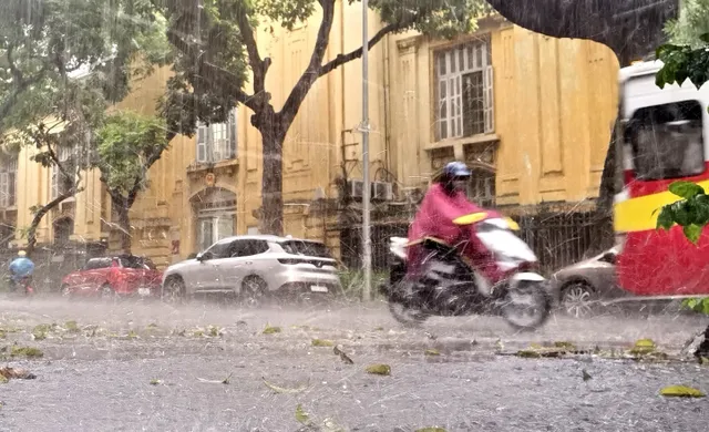 Hà Nội: Mưa tầm tã đúng giờ đi làm khiến nhiều tuyến phố bị ùn tắc - Ảnh 7. Hà Nội: Mưa tầm tã đúng giờ đi làm khiến nhiều tuyến phố bị ùn tắc - Ảnh 7.