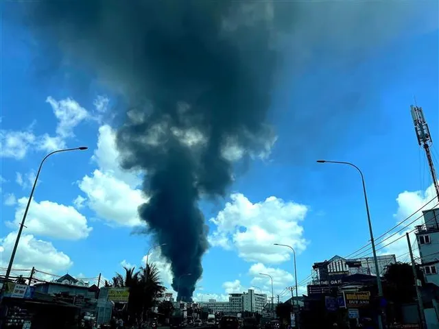Cháy lớn tại bãi chứa lốp xe cũ, cột khói đen cao nghi ngút - Ảnh 1.