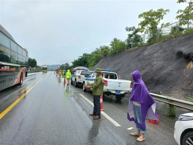 Tai nạn xe khách nghiêm trọng trên cao tốc Nội Bài - Lào Cai, 6 người thương vong - Ảnh 2. Tai nạn xe khách nghiêm trọng trên cao tốc Nội Bài - Lào Cai, 6 người thương vong - Ảnh 2.