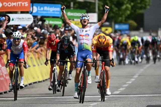 Alexis Vuillermoz giành chiến thắng chặng 2 Criterium du Dauphine - Ảnh 1.