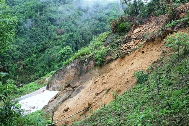 Yên Bái: Tỉnh lộ 172 vẫn chưa thông tuyến sau 6 ngày sạt lở - Ảnh 3.