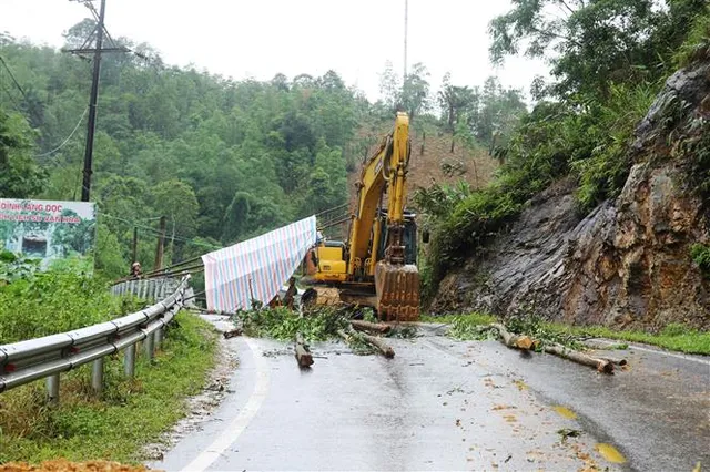 Yên Bái: Tỉnh lộ 172 vẫn chưa thông tuyến sau 6 ngày sạt lở - Ảnh 1.