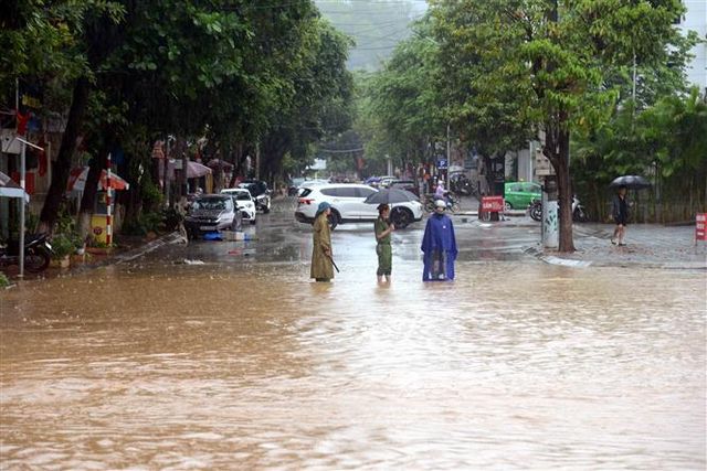 Bắc Bộ mưa dông về chiều tối, Trung Bộ có nơi nắng nóng trên 36 độ C - Ảnh 1.