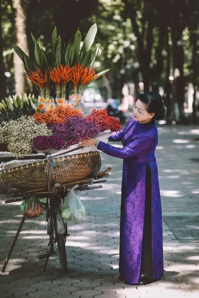 Danh ca Khánh Ly quý phái trong tà áo dài của NTK Đức Hùng - Ảnh 4.