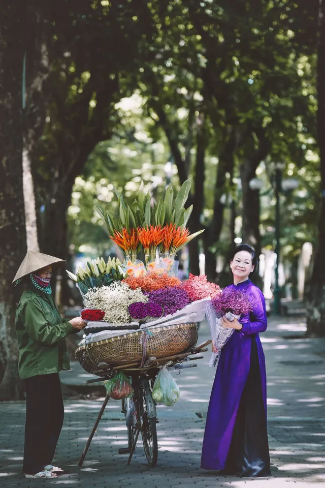 Danh ca Khánh Ly quý phái trong tà áo dài của NTK Đức Hùng - Ảnh 5.