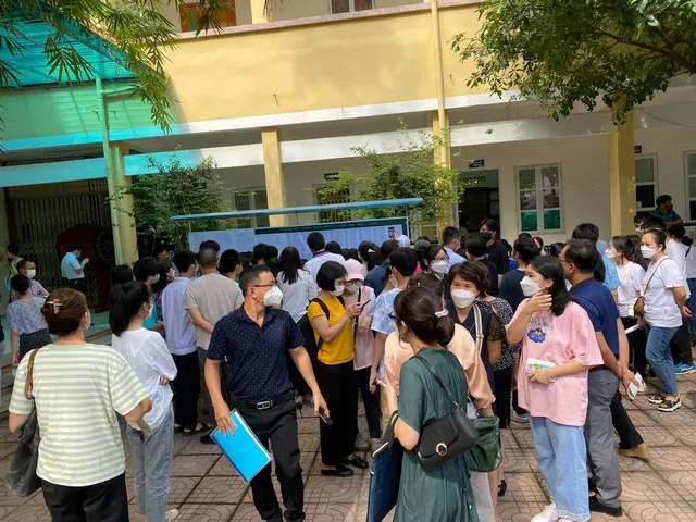 Hàng nghìn phụ huynh xếp hàng nộp hồ sơ nhập học cho con vào lớp 10 tại Hà Nội - Ảnh 4. Hàng nghìn phụ huynh xếp hàng nộp hồ sơ nhập học cho con vào lớp 10 tại Hà Nội - Ảnh 4.