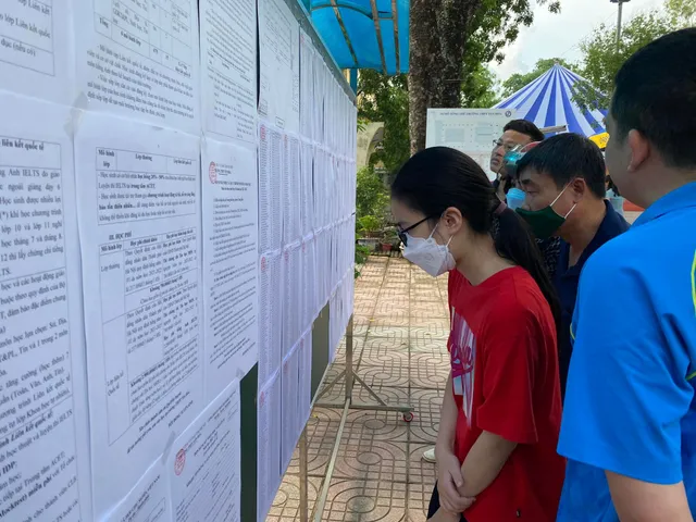 Hàng nghìn phụ huynh xếp hàng nộp hồ sơ nhập học cho con vào lớp 10 tại Hà Nội - Ảnh 6. Hàng nghìn phụ huynh xếp hàng nộp hồ sơ nhập học cho con vào lớp 10 tại Hà Nội - Ảnh 6.