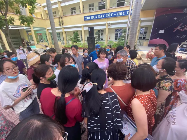 Hàng nghìn phụ huynh xếp hàng nộp hồ sơ nhập học cho con vào lớp 10 tại Hà Nội - Ảnh 3. Hàng nghìn phụ huynh xếp hàng nộp hồ sơ nhập học cho con vào lớp 10 tại Hà Nội - Ảnh 3.