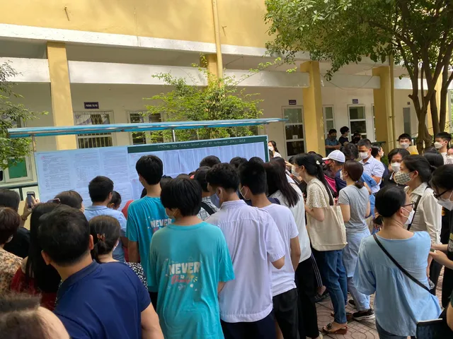 Hàng nghìn phụ huynh xếp hàng nộp hồ sơ nhập học cho con vào lớp 10 tại Hà Nội - Ảnh 5. Hàng nghìn phụ huynh xếp hàng nộp hồ sơ nhập học cho con vào lớp 10 tại Hà Nội - Ảnh 5.
