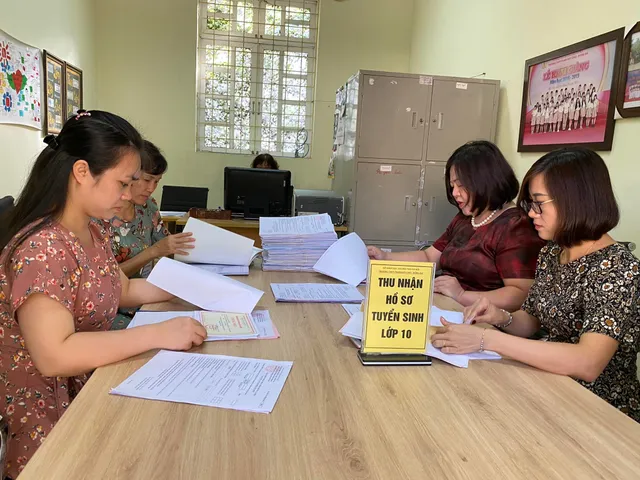 Hàng nghìn phụ huynh xếp hàng nộp hồ sơ nhập học cho con vào lớp 10 tại Hà Nội - Ảnh 1. Hàng nghìn phụ huynh xếp hàng nộp hồ sơ nhập học cho con vào lớp 10 tại Hà Nội - Ảnh 1.