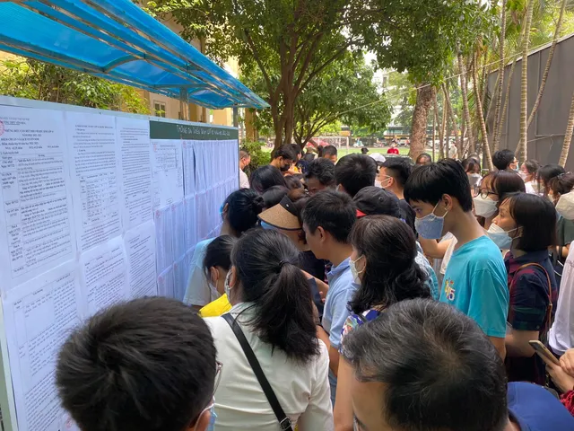 Hàng nghìn phụ huynh xếp hàng nộp hồ sơ nhập học cho con vào lớp 10 tại Hà Nội - Ảnh 7. Hàng nghìn phụ huynh xếp hàng nộp hồ sơ nhập học cho con vào lớp 10 tại Hà Nội - Ảnh 7.