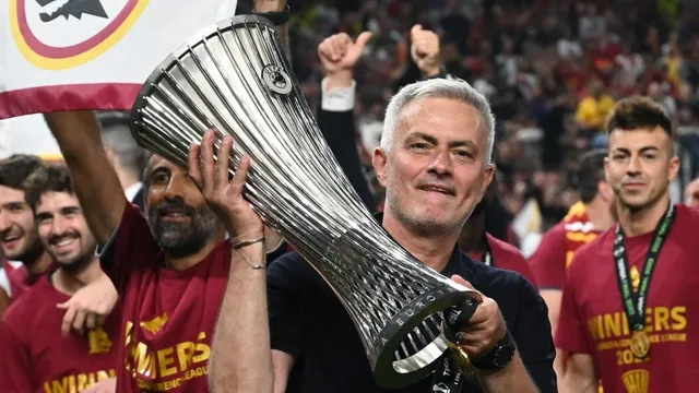 Mourinho khoe hình xăm đặc biệt - Ảnh 3.