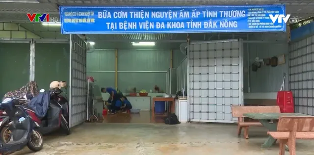 Bữa cơm thiện nguyện, ấm áp tình thương dành cho các bệnh nhân - Ảnh 1.