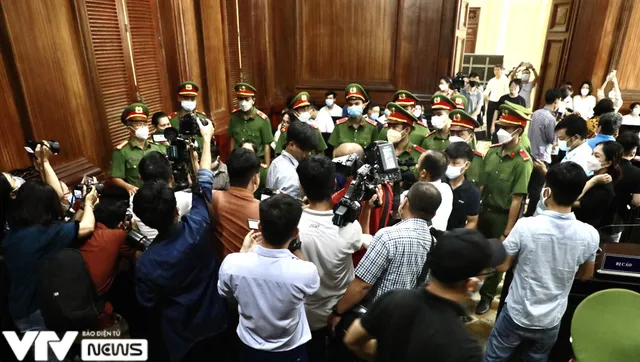 Hoãn phiên tòa xét xử vụ “dì ghẻ” bạo hành bé gái 8 tuổi tử vong - Ảnh 9. Hoãn phiên tòa xét xử vụ “dì ghẻ” bạo hành bé gái 8 tuổi tử vong - Ảnh 9.