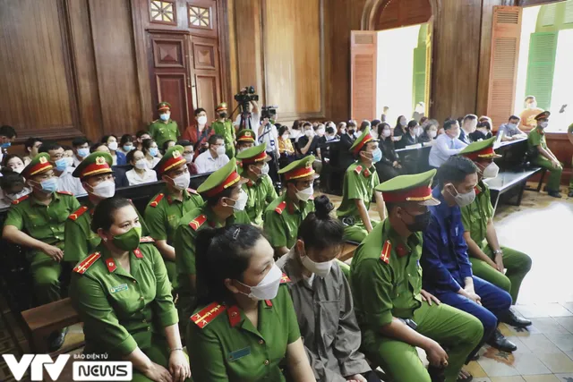 Hoãn phiên tòa xét xử vụ “dì ghẻ” bạo hành bé gái 8 tuổi tử vong - Ảnh 2. Hoãn phiên tòa xét xử vụ “dì ghẻ” bạo hành bé gái 8 tuổi tử vong - Ảnh 2.