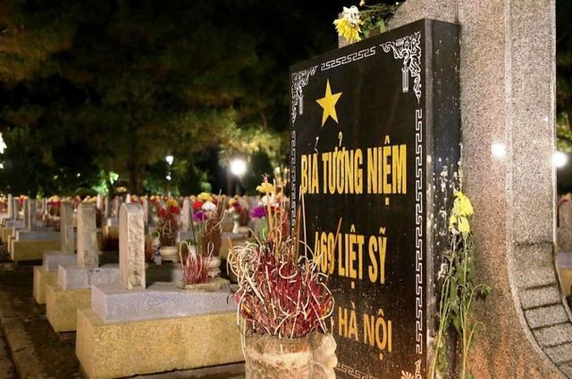 Quảng Trị: Tổ chức viếng Nghĩa trang liệt sỹ vào ban đêm - Ảnh 3.