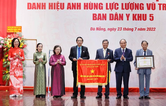 Chủ tịch nước trao danh hiệu Anh hùng Lực lượng vũ trang nhân dân cho Ban Dân y Khu 5 - Ảnh 1.