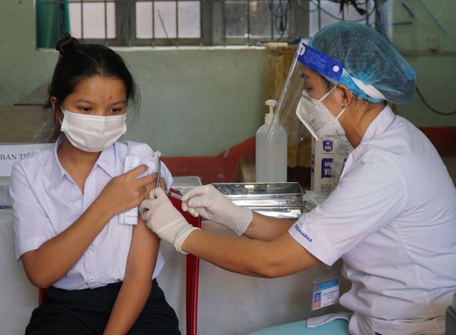 Khó triển khai tiêm phòng vaccine COVID-19 tại Đắk Lắk - Ảnh 1.