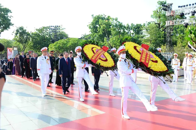 Lãnh đạo Đảng, Nhà nước dâng hương tưởng niệm các Anh hùng liệt sĩ và vào Lăng viếng Chủ tịch Hồ Chí Minh - Ảnh 5.