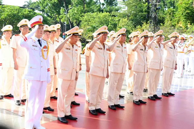 Lãnh đạo Đảng, Nhà nước dâng hương tưởng niệm các Anh hùng liệt sĩ và vào Lăng viếng Chủ tịch Hồ Chí Minh - Ảnh 8.