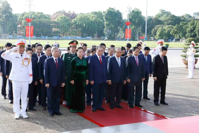 Lãnh đạo Đảng, Nhà nước dâng hương tưởng niệm các Anh hùng liệt sĩ và vào Lăng viếng Chủ tịch Hồ Chí Minh - Ảnh 2.