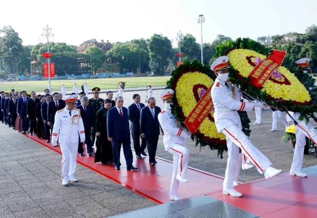 Lãnh đạo Đảng, Nhà nước dâng hương tưởng niệm các Anh hùng liệt sĩ và vào Lăng viếng Chủ tịch Hồ Chí Minh - Ảnh 1.