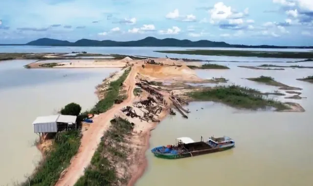 Không để giấy phép khai thác cát thành lá bùa cho DN rút ruột tài nguyên - Ảnh 1.