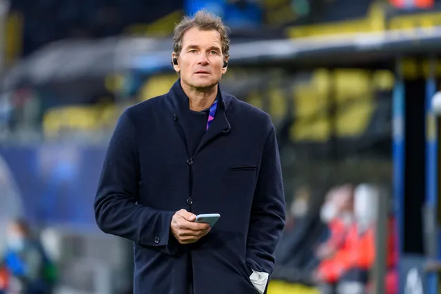 Cựu sao Arsenal Jens Lehmann cầm cưa máy sang phá nhà hàng xóm - Ảnh 1.