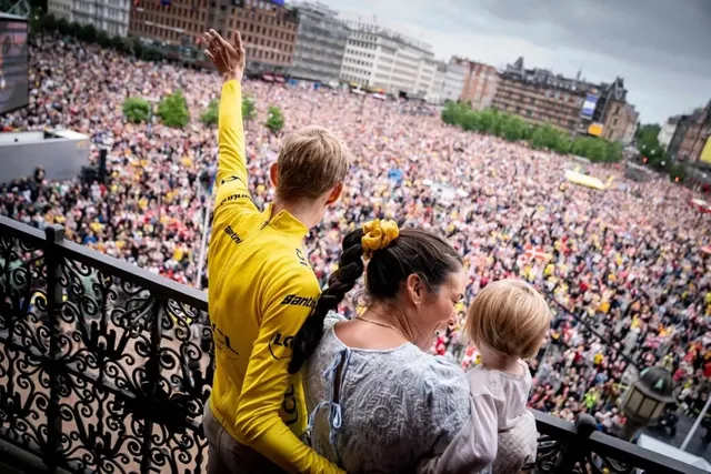 Nhà vô địch Tour de France Vingegaard được chào đón như người hùng tại Đan Mạch - Ảnh 2.