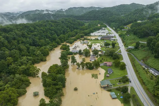 Lũ lụt ở Kentucky khiến 3 người tử vong, số người thiệt mạng có thể tiếp tục tăng - Ảnh 5.