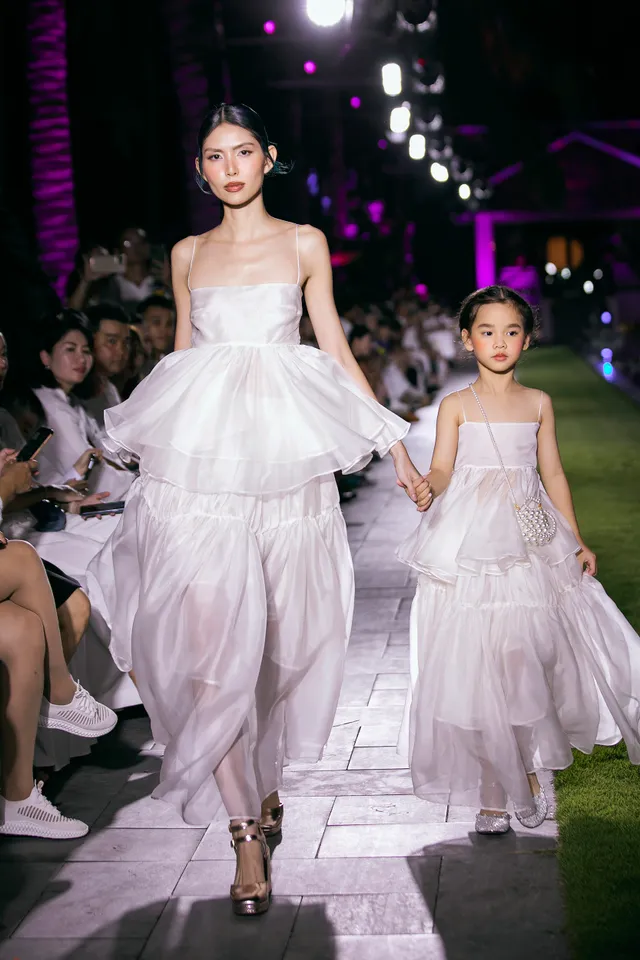 Hương Giang catwalk trên bờ biển, khoe thần thái “chị đại” trong show Xuân Lan - Ảnh 15.