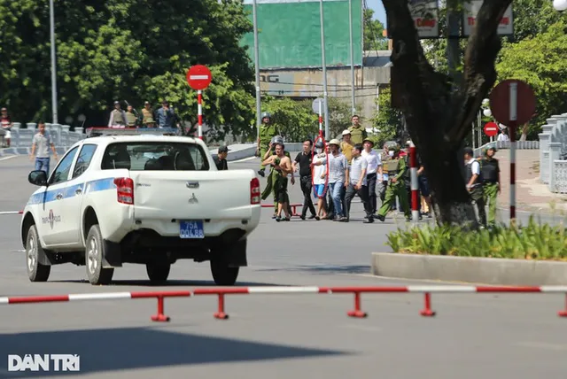 NÓNG: Bắt nghi phạm dùng súng cướp tiệm vàng gần chợ Đông Ba rồi quăng ra đường - Ảnh 3.