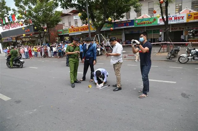 Tên cướp nổ súng tiệm vàng ở chợ Đông Ba bị bắt khi trốn ở công viên - Ảnh 4.