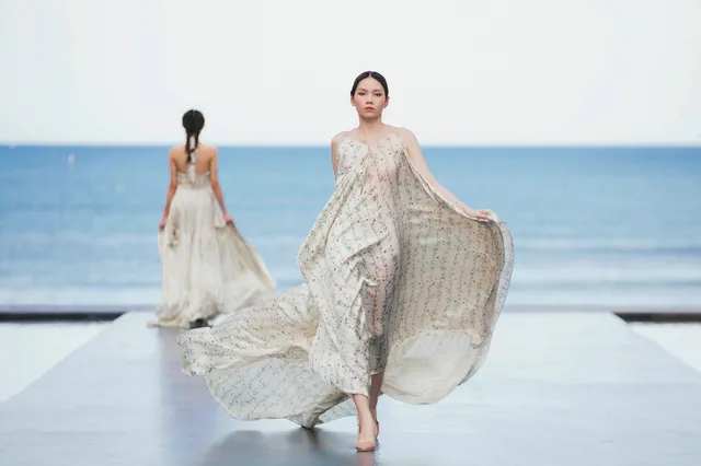 Con gái Xuân Lan tự tin làm vedette trên sàn catwalk - Ảnh 2.