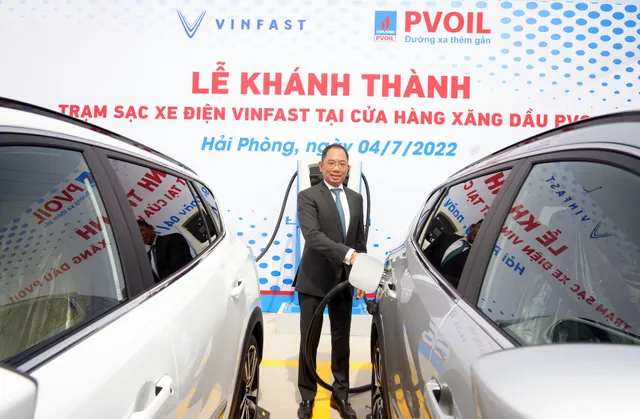 Khánh thành trạm sạc xe điện VinFast đầu tiên tại cửa hàng xăng dầu PVOIL - Ảnh 1.