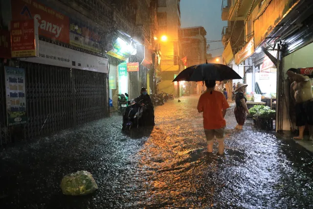 Hà Nội: Mưa lớn cuối giờ chiều gây ngập úng nhiều tuyến phố - Ảnh 8.