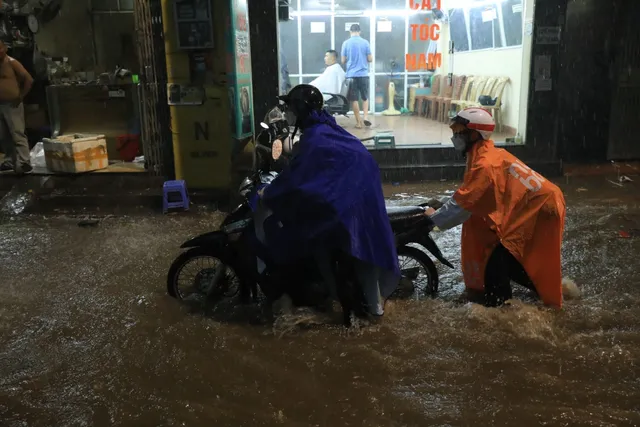 Hà Nội: Mưa lớn cuối giờ chiều gây ngập úng nhiều tuyến phố - Ảnh 4.