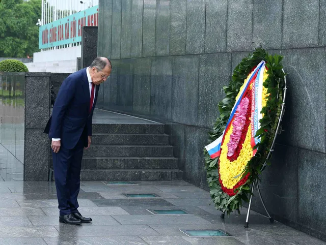 Bộ trưởng Bộ Ngoại giao Nga Sergey Lavrov vào Lăng viếng Chủ tịch Hồ Chí Minh - Ảnh 2.