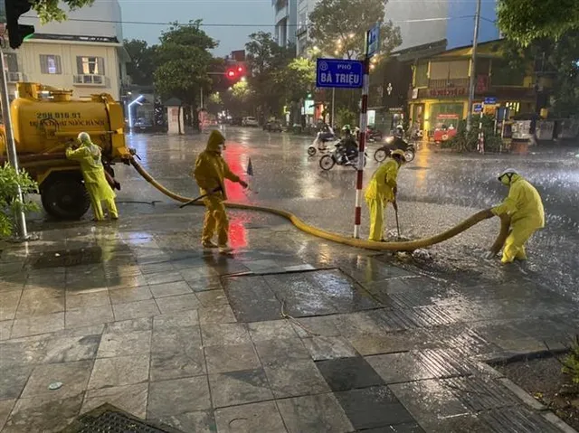 Hà Nội sau mưa lớn chiều tối 5/7: Đường ngập như sông, cây đổ, nhiều xe chết máy - Ảnh 14.