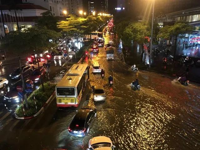 Hà Nội sau mưa lớn chiều tối 5/7: Đường ngập như sông, cây đổ, nhiều xe chết máy - Ảnh 4.