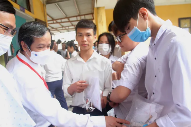 Bộ trưởng Bộ GD&ĐT lưu ý thống nhất việc thí sinh đeo khẩu trang hay không - Ảnh 2. Bộ trưởng Bộ GD&ĐT lưu ý thống nhất việc thí sinh đeo khẩu trang hay không - Ảnh 2.