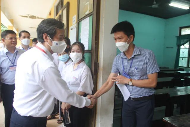 Bộ trưởng Bộ GD&ĐT lưu ý thống nhất việc thí sinh đeo khẩu trang hay không - Ảnh 3. Bộ trưởng Bộ GD&ĐT lưu ý thống nhất việc thí sinh đeo khẩu trang hay không - Ảnh 3.
