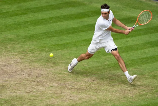 Rafael Nadal ngược dòng kịch tính vào bán kết Wimbledon - Ảnh 1. Rafael Nadal ngược dòng kịch tính vào bán kết Wimbledon - Ảnh 1.