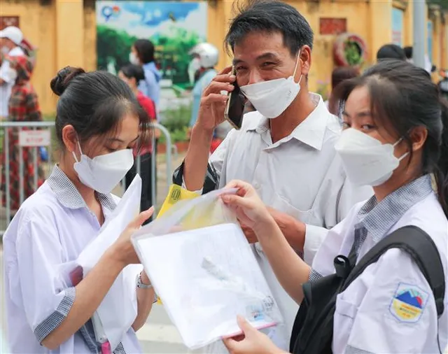 Thí sinh Hà Nội hoàn thành môn thi Ngữ văn, đề thi không có yếu tố bất ngờ - Ảnh 5. Thí sinh Hà Nội hoàn thành môn thi Ngữ văn, đề thi không có yếu tố bất ngờ - Ảnh 5.