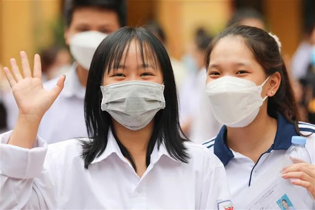 Thí sinh Hà Nội hoàn thành môn thi Ngữ văn, đề thi không có yếu tố bất ngờ - Ảnh 3. Thí sinh Hà Nội hoàn thành môn thi Ngữ văn, đề thi không có yếu tố bất ngờ - Ảnh 3.